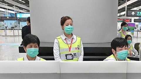 Vorsorge in Hongkong: Mitarbeiter des Gesundheitswesens untersuchen am Bahnhof West Kowloon Station Reisende auf ihren Gesundheitszustand.