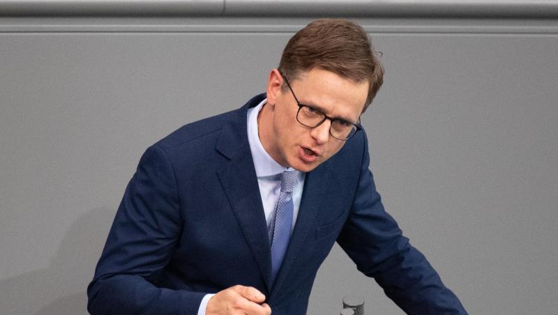 Carsten Linnemann (CDU), stellvertretender Vorsitzende der Unionsfraktion im Bundestag, spricht bei einer Plenarsitzung.