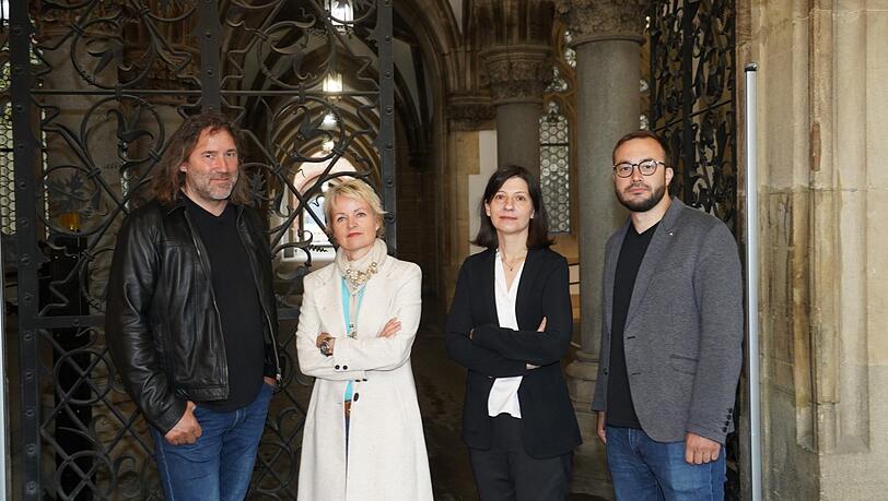 Wollen sich für arme Senioren einsetzen (v.l.): Roland Hefter (SPD), Sandra Bisping ("Ein Herz für Rentner"), Anne Hübner und Christian Köning (beide SPD). Wollen sich für arme Senioren einsetzen (v.l.): Roland Hefter (SPD), Sandra Bisping ("Ein Herz für Rentner"), Anne Hübner und Christian Köning (beide SPD).