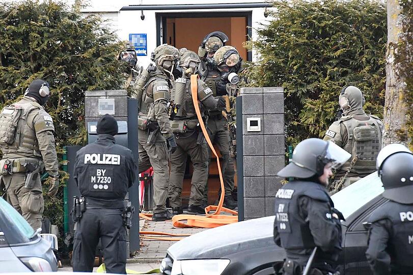 SEK-Beamte stürmen das Haus, in dem sich der Mann befunden hatte.