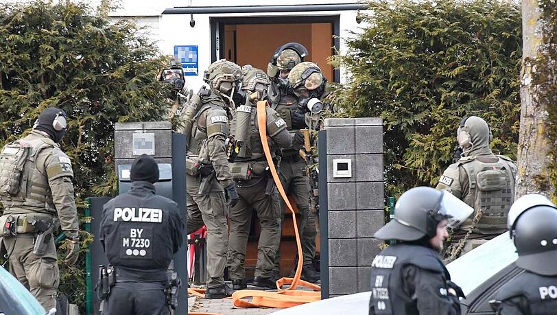 SEK-Beamte stürmen das Haus, in dem sich der Mann befunden hatte. SEK-Beamte stürmen das Haus, in dem sich der Mann befunden hatte.