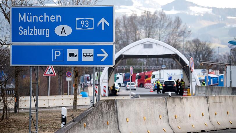 Bundespolizisten kontrollieren an der Autobahn 93 (A93) am Grenzübergang Kiefersfelden Reisende bei der Einreise von Österreich nach Deutschland.