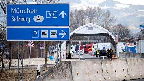 Bundespolizisten kontrollieren an der Autobahn 93 (A93) am Grenzübergang Kiefersfelden Reisende bei der Einreise von Österreich nach Deutschland.