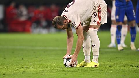 Wenn sich Harry Kane den Ball am Elfmeterpunkt zurechtlegt, klingelte es zuletzt 21 Mal in Folge.