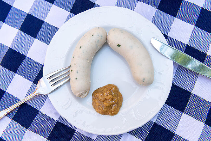 Zwei St&uuml;ck Wei&szlig;w&uuml;rste mit s&uuml;&szlig;em Senf, ein Klassiker in Bayern. Aber auch Grund f&uuml;r einen zus&auml;tzlichen Feiertag?