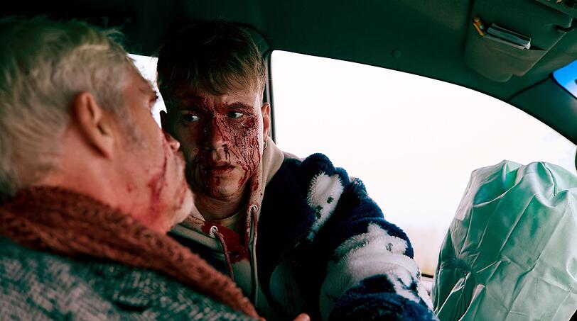 Die Gangster Niko (Antonije Stankovic, rechts) und Ruud (Richard Gonlag) sind nach ihrem Unfall verletzt.