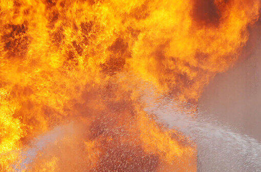 Schlimmes Ende einer Geburtstagsfeier im oberpfälzischen Walderbach: Bei einer Explosion eines Plastikkanisters mit Lampenöl wurden am Samstag sechs Menschen verletzt.