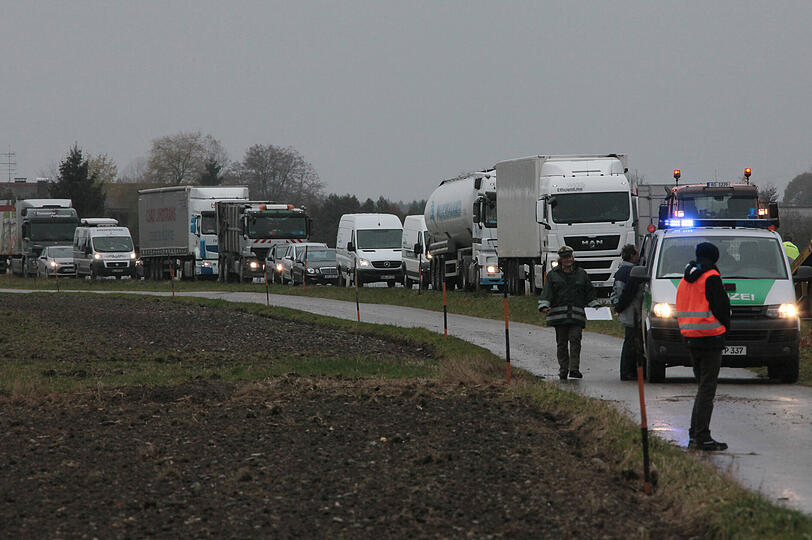 Auf der B12 zwischen Maitenbeth und Haag wurde am Mittwoch eine Person bei einem Verkehrsunfall leicht verletzt. Die Ursache ist noch unklar. Bilder von der Unfallstelle.