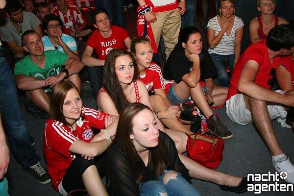 Ein schöner Anblick: Die sexy Bayern-Fans beim Public Viewing im Neuraum. Mehr Bilder gibt's unter www.nachtagenten.de