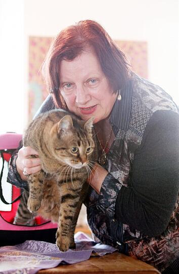 Katze Peppina ist der einzige Luxus, den Brigitte D. sich leistet &ndash; dabei bringt sie jede Tierarzt-Rechnung in Schwierigkeiten.