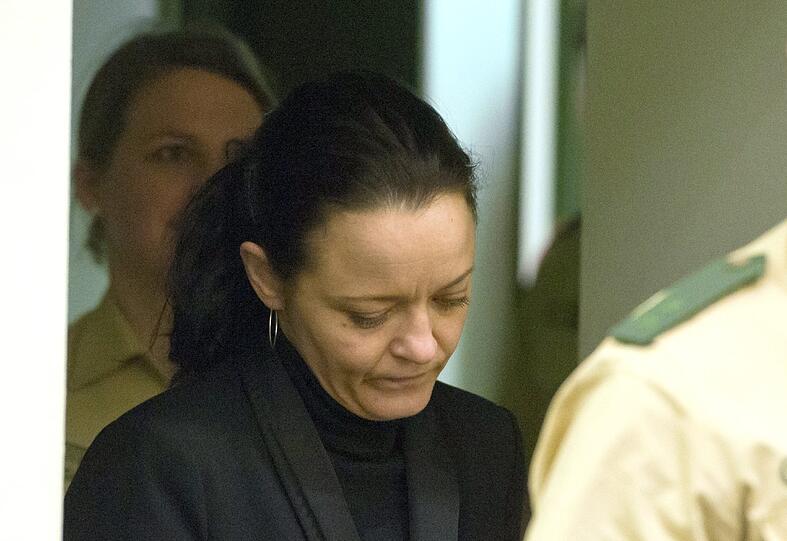 Die Angeklagte Beate Zschäpe betritt am 18.02.2014 den Gerichtssaal im Oberlandesgericht in München (Bayern).