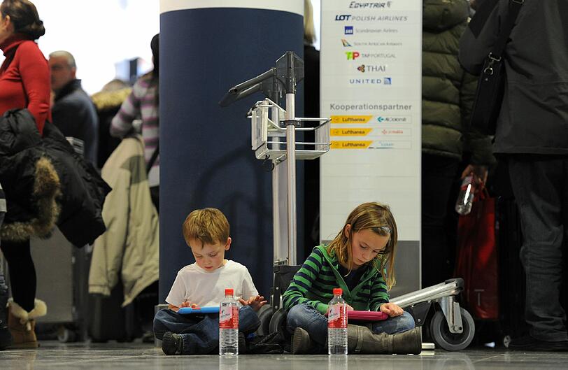 Lange Warteschlangen an den Schaltern, endloses Warten in den Terminals und fast jeder zweite Flug der Lufthansa fällt streikbedingt aus. Die Bilder vom Flughafen.