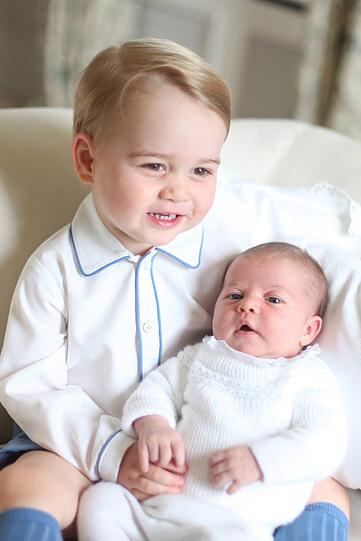 Stolz hält der britische Thronfolger Prinz George seine kleine Schwester, Prinzessin Charlotte, im Arm.