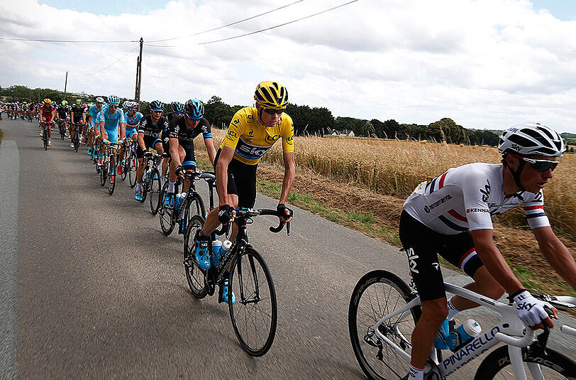 Christopher Froome (in gelb) will nach dem Sieg 2013 und dem Debakel 2014 dieses Jahr wieder ganz oben stehen.