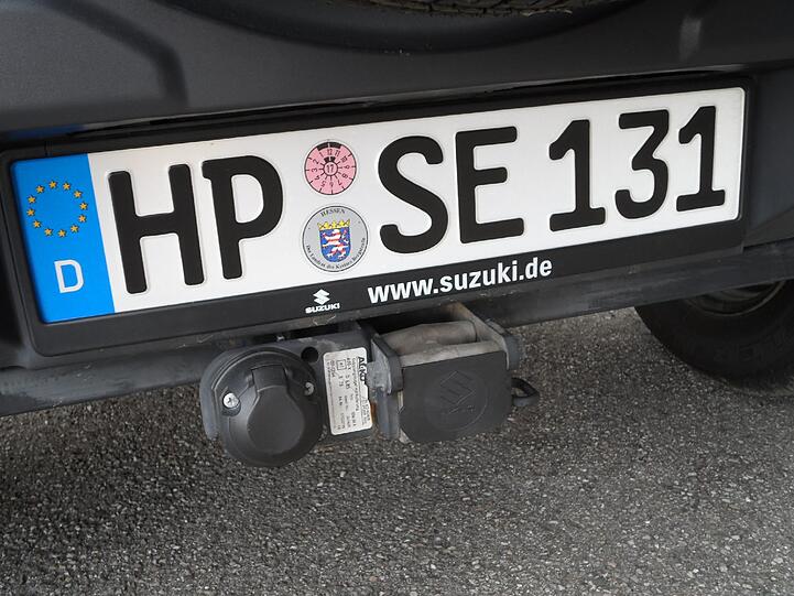 Die im Jimny Ranger serienmäßige Anhängerkupplung ist abnehmbar.