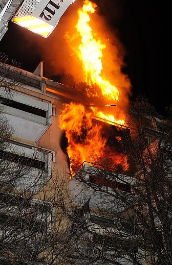 Feuer-Alarm in der Volkartstraße in Neuhausen. Bei dem Brand in dem Wohnhaus ist eine 72-Jährige ums Leben gekommen. Die Bilder der Feuerwehr