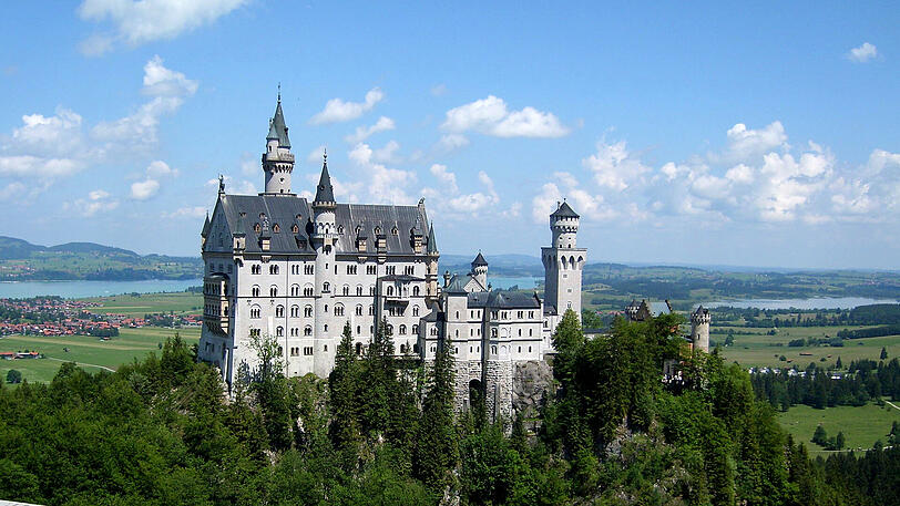 Mit Schloss Neuschwanstein verwirklichte sich der bayerische Märchenkönig Ludwig II. seine Idealvorstellung einer Burg. Seit der Fertigstellung 1869 inspirierte der Bau Filmkonzerne, wurde als Kulisse genutzt und mehrfach nachgebaut.