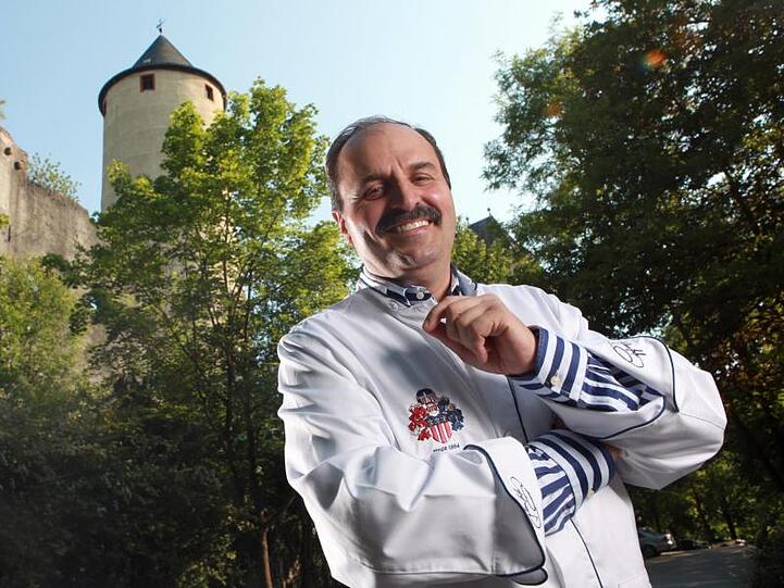 Sternekoch Johann Lafer vor seiner Stromburg.