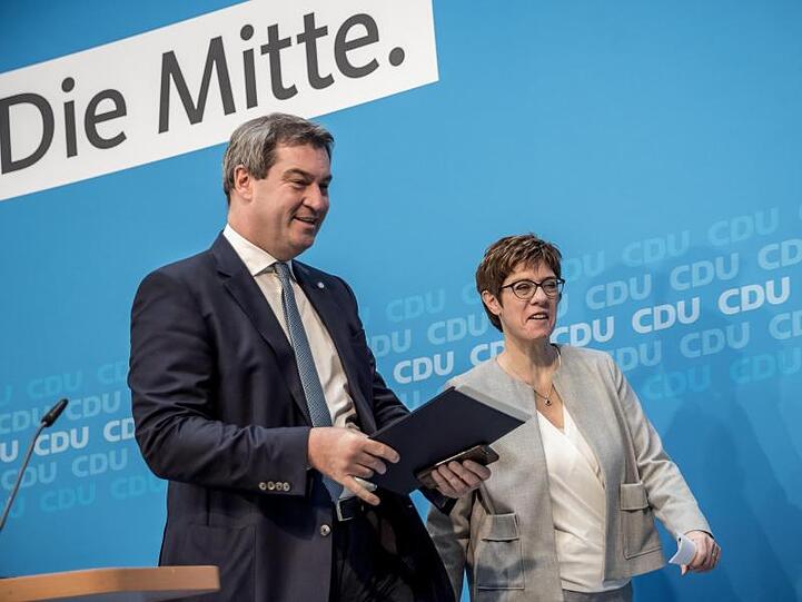Annegret Kramp-Karrenbauer, Bundesvorsitzende der CDU, geht neben Markus Söder, Vorsitzender der CSU vom Podium. Foto: Michael Kappeler/Archiv