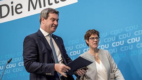 Annegret Kramp-Karrenbauer, Bundesvorsitzende der CDU, geht neben Markus Söder, Vorsitzender der CSU vom Podium. Foto: Michael Kappeler/Archiv
