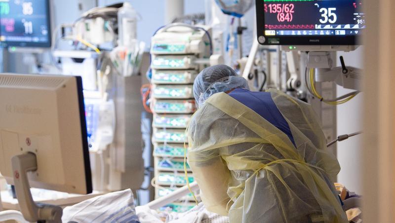 Ein Intensivpfleger arbeitet auf einer Intensivstation an einem Covid-19-Patient.