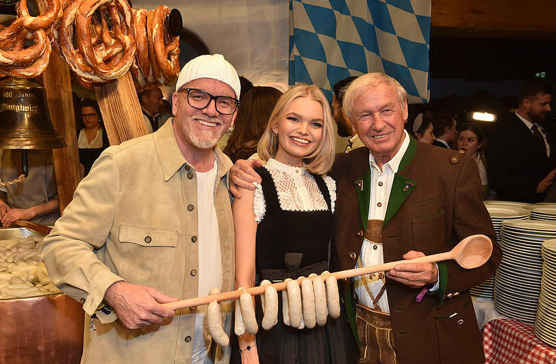 DJ Ötzi (Gerry Friedle) und Tochter Lisa-Marie Friedle zusammen mit Stanglwirt-Chef Balthasar Hauser.