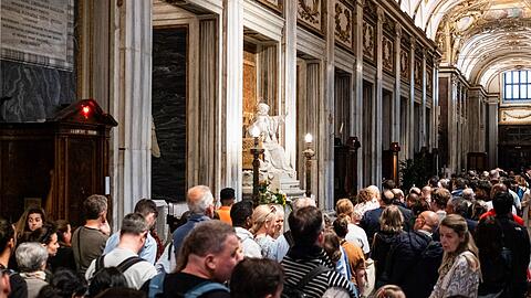 Über zwei Stunden standen die Menschen in der Schlange, um einen kurzen Blick auf das Grab von Papst Franziskus zu werfen.