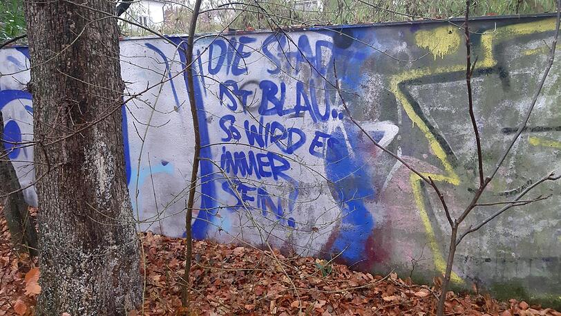 Klare Botschaft der Löwen-Fans an die FCB-Anhänger. Klare Botschaft der Löwen-Fans an die FCB-Anhänger.