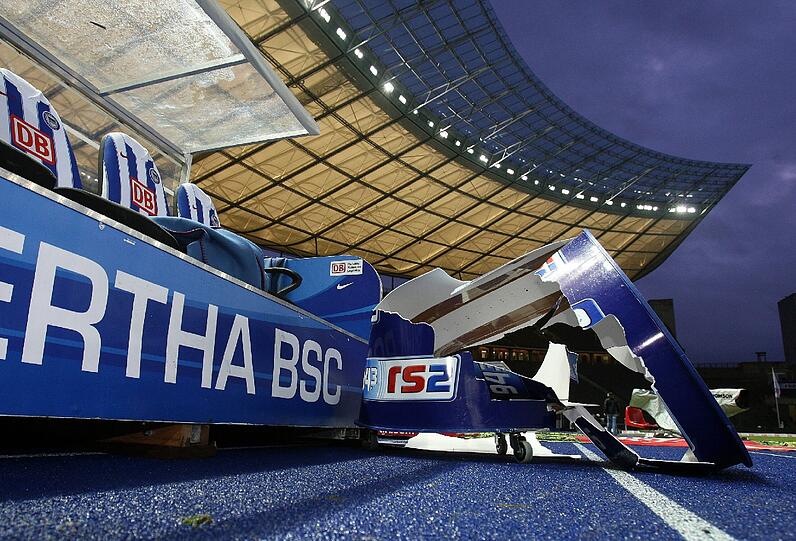 Bilder der Verwüstung am Rande eines Fußballspiels: Zertrümmerte Werbeobjekte im Berliner Olympiastadion.