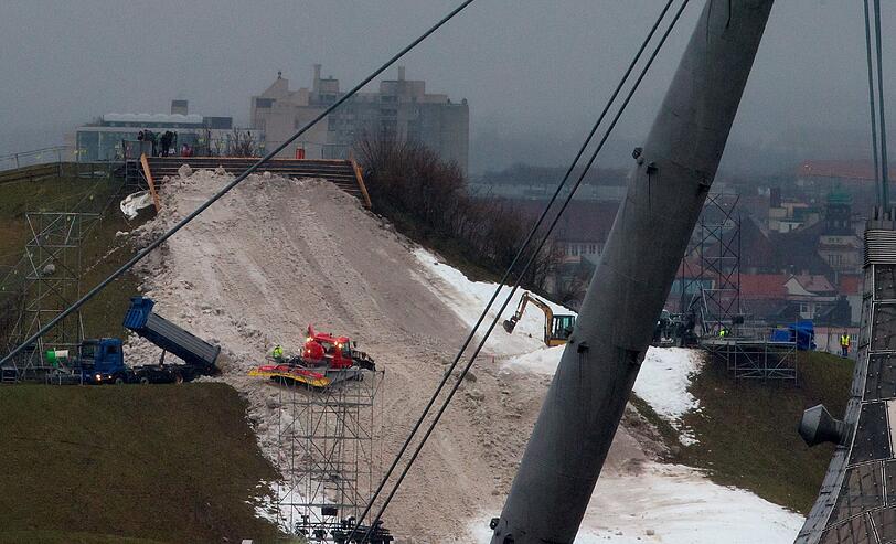 Frischer Schnee für den Olympiaberg: Am Freitag wurden 2000 Kubikmeter Schnee aus Reit im Winkl für den Ski-Weltcup in München angeliefert.