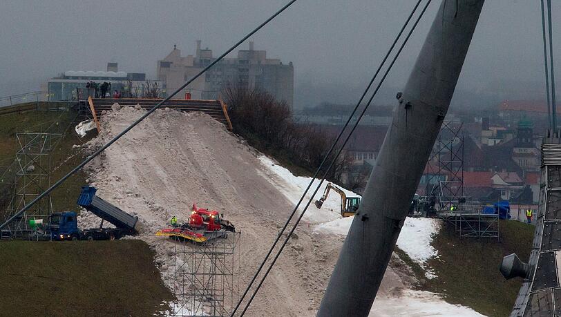 Frischer Schnee für den Olympiaberg: Am Freitag wurden 2000 Kubikmeter Schnee aus Reit im Winkl für den Ski-Weltcup in München angeliefert. Frischer Schnee für den Olympiaberg: Am Freitag wurden 2000 Kubikmeter Schnee aus Reit im Winkl für den Ski-Weltcup in München angeliefert.