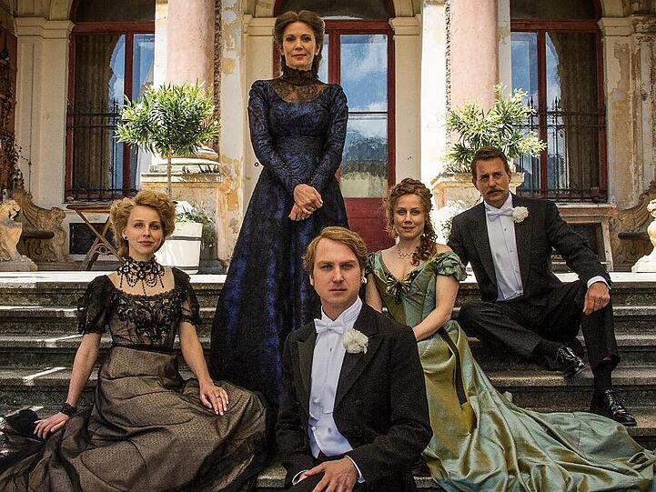 Gestatten: Der Wagner-Clan. Isolde Wagner (Petra Schmidt-Schaller, l.), Cosima Wagner (Iris Berben), Siegfried Wagner (Lars Eidinger, vorne), Eva Wagner (Eva Löbau) und Houston Chamberlain (Heino Ferch)