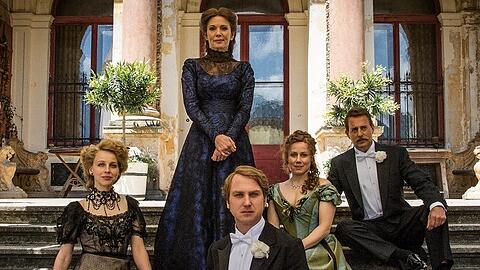 Gestatten: Der Wagner-Clan. Isolde Wagner (Petra Schmidt-Schaller, l.), Cosima Wagner (Iris Berben), Siegfried Wagner (Lars Eidinger, vorne), Eva Wagner (Eva Löbau) und Houston Chamberlain (Heino Ferch)