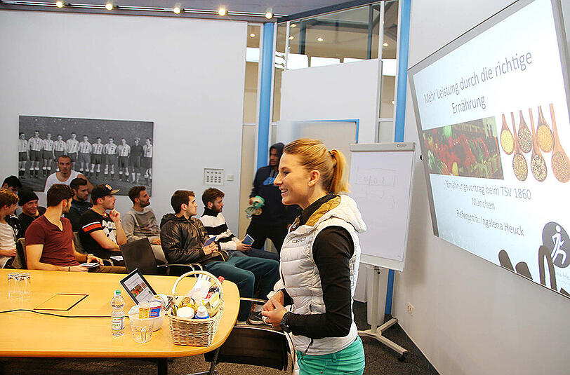 Diplom-Sportwissenschaftlerin und Ernährungsberaterin Ingalena Heuck gibt den Löwen Ernährungstipps.