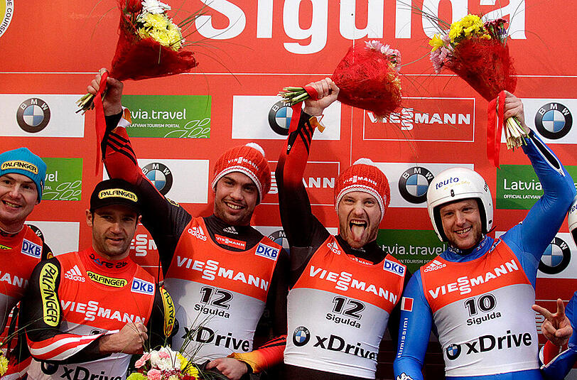 Tobias Wendl und Tobias Arlt (M.) bei der Siegerehrung in Sigulda.