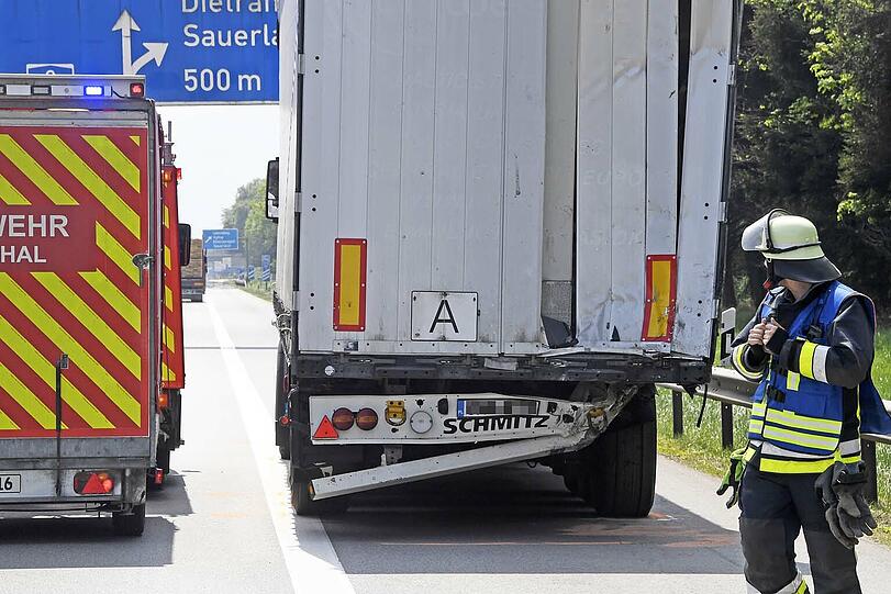 Schlimmer Unfall auf der A8: Ein Sattelzug rast in eine Kolonne und schleudert zwei Autos dutzende Meter weg. Die Bilder vom Einsatz.