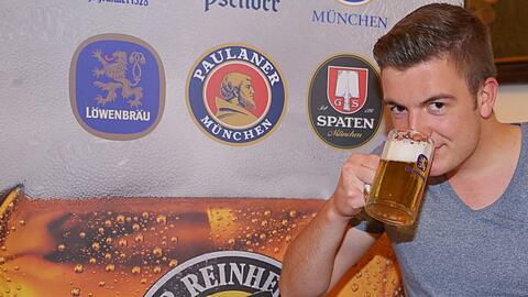 Voller Einsatz: AZ-Reporter Lennart Hegemann beim Wiesnbier-Test.