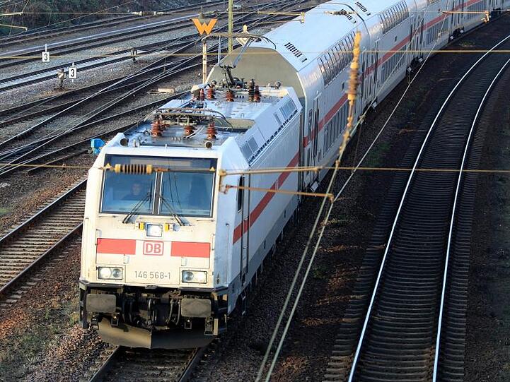 Ein IC der Deutschen Bahn: Zwischen Dresden, Berlin und Rostock verkehrt ab Mitte Dezember eine neue Intercity-Linie mit zunächst täglich zehn Fahrten.