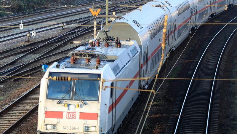 Ein IC der Deutschen Bahn: Zwischen Dresden, Berlin und Rostock verkehrt ab Mitte Dezember eine neue Intercity-Linie mit zunächst täglich zehn Fahrten. Ein IC der Deutschen Bahn: Zwischen Dresden, Berlin und Rostock verkehrt ab Mitte Dezember eine neue Intercity-Linie mit zunächst täglich zehn Fahrten.