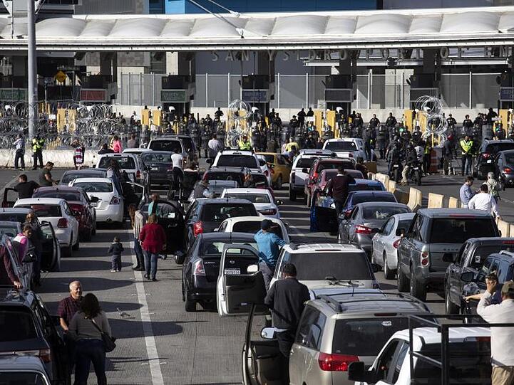 US-Zoll- und Grenzschutzbeamte schließen im Zuge einer Übung den Grenzübergang San Ysidro.
