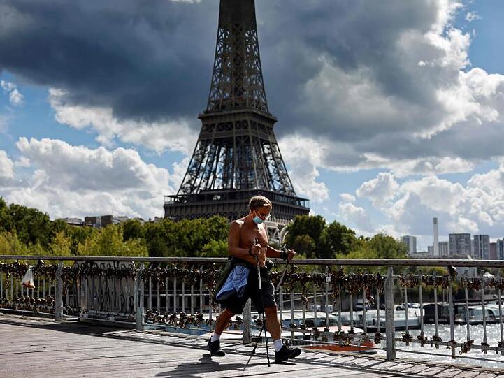 Die Maske ist mittlerweile in ganz Paris Pflicht - doch in Frankreich steigen die Zahlen weiter kräftig an.