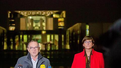 Die Bundesvorsitzenden der SPD, Norbert Walter-Borjans und Saskia Esken, geben kurz vor Beginn des Koalitionsausschusses vor dem Bundeskanzleramt ein Pressestatement ab.