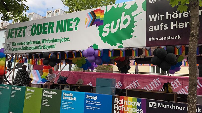 Bereit zur Abfahrt: Die CSD-Parade wirft am Samstagmorgen ihre Schatten voraus.