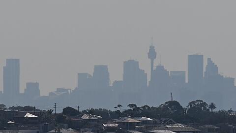 Über Teilen der australischen Metropole Sydney hängt eine Qualmglocke.