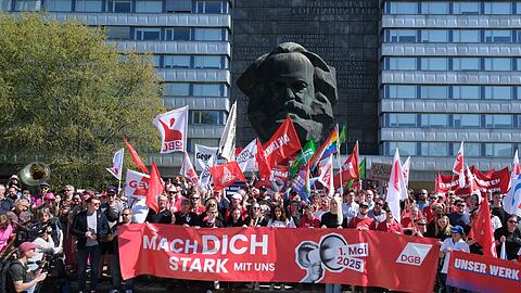 Karl Marx im Hintergrund: DGB-Veranstaltung in Chemnitz