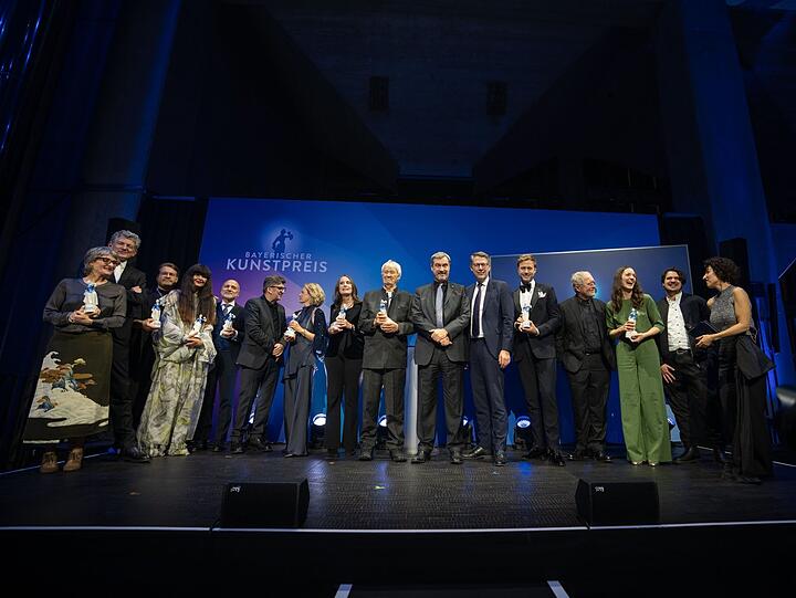 In der Mitte von links: Autorin Tanja Kinkel, Gerhard Polt, Ministerpräsident Markus Söder, Kunstminister Markus Blume und Sänger Benjamin Appl. In der Mitte von links: Autorin Tanja Kinkel, Gerhard Polt, Ministerpräsident Markus Söder, Kunstminister Markus Blume und Sänger Benjamin Appl.