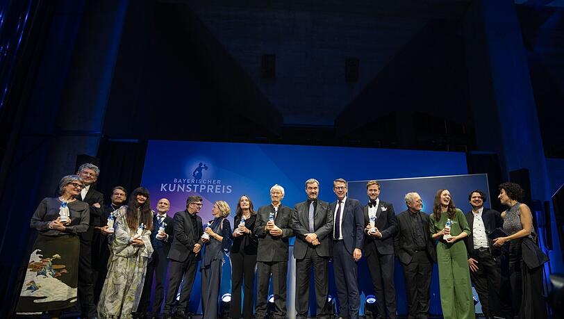 In der Mitte von links: Autorin Tanja Kinkel, Gerhard Polt, Ministerpräsident Markus Söder, Kunstminister Markus Blume und Sänger Benjamin Appl. In der Mitte von links: Autorin Tanja Kinkel, Gerhard Polt, Ministerpräsident Markus Söder, Kunstminister Markus Blume und Sänger Benjamin Appl.