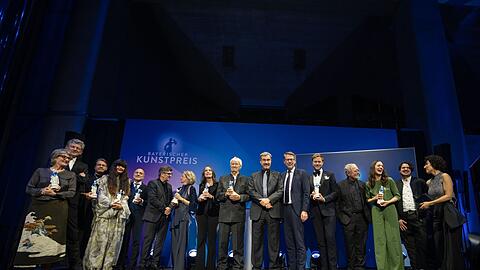 In der Mitte von links: Autorin Tanja Kinkel, Gerhard Polt, Ministerpräsident Markus Söder, Kunstminister Markus Blume und Sänger Benjamin Appl.