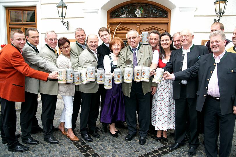 Straßlach: Die Wirte sind zusammengekommen, um den Wiesnkrug 2011 vorzustellen.