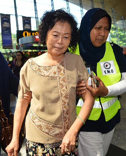 Auch am Flughafen in Kuala Lumpur, wo Flug MH17 landen sollte, herrscht Fassungslosigkeut, Wut und Trauer.